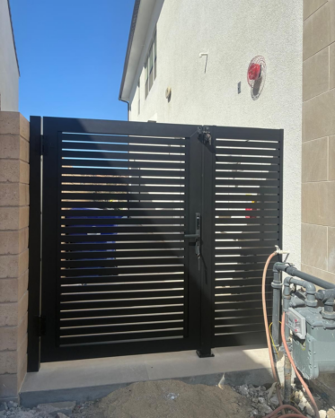 Close-up view of heavy-duty ALU20 aluminum slats and secure frame assembly for residential walkways.