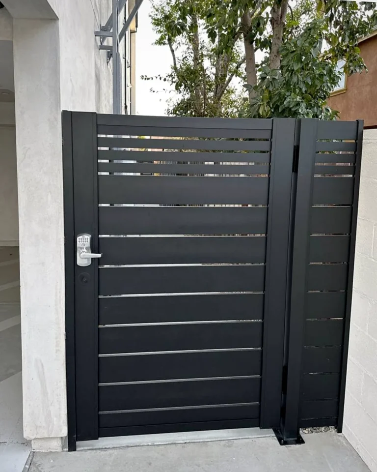 ALU20 black gate with matching side panel