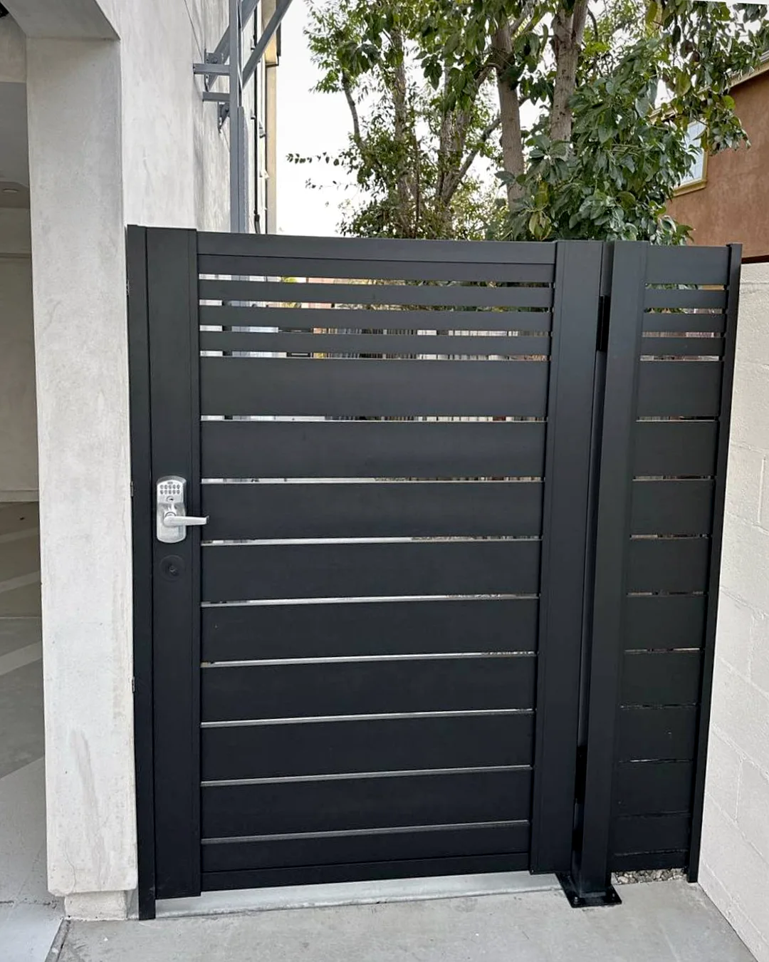 ALU20 black gate with matching side panel
