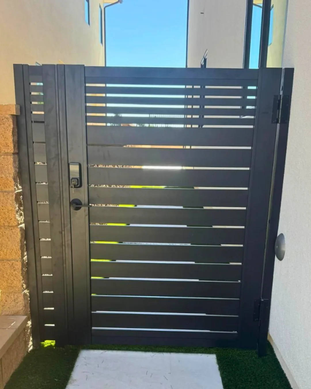 ALU20 gate between two walls