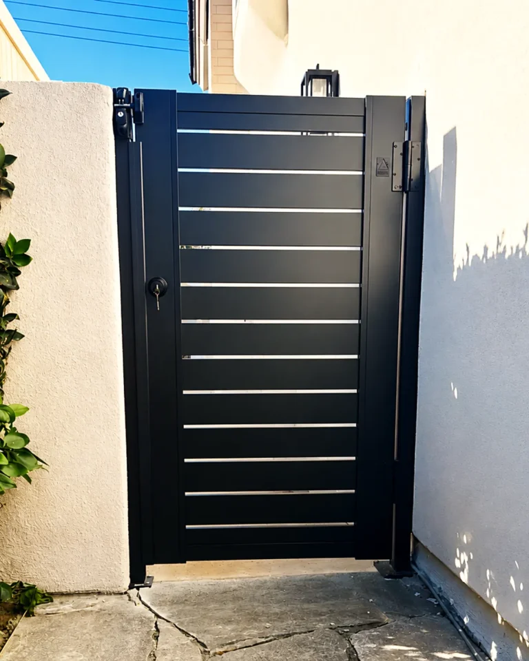 ALU40 gate in a stucco side yard