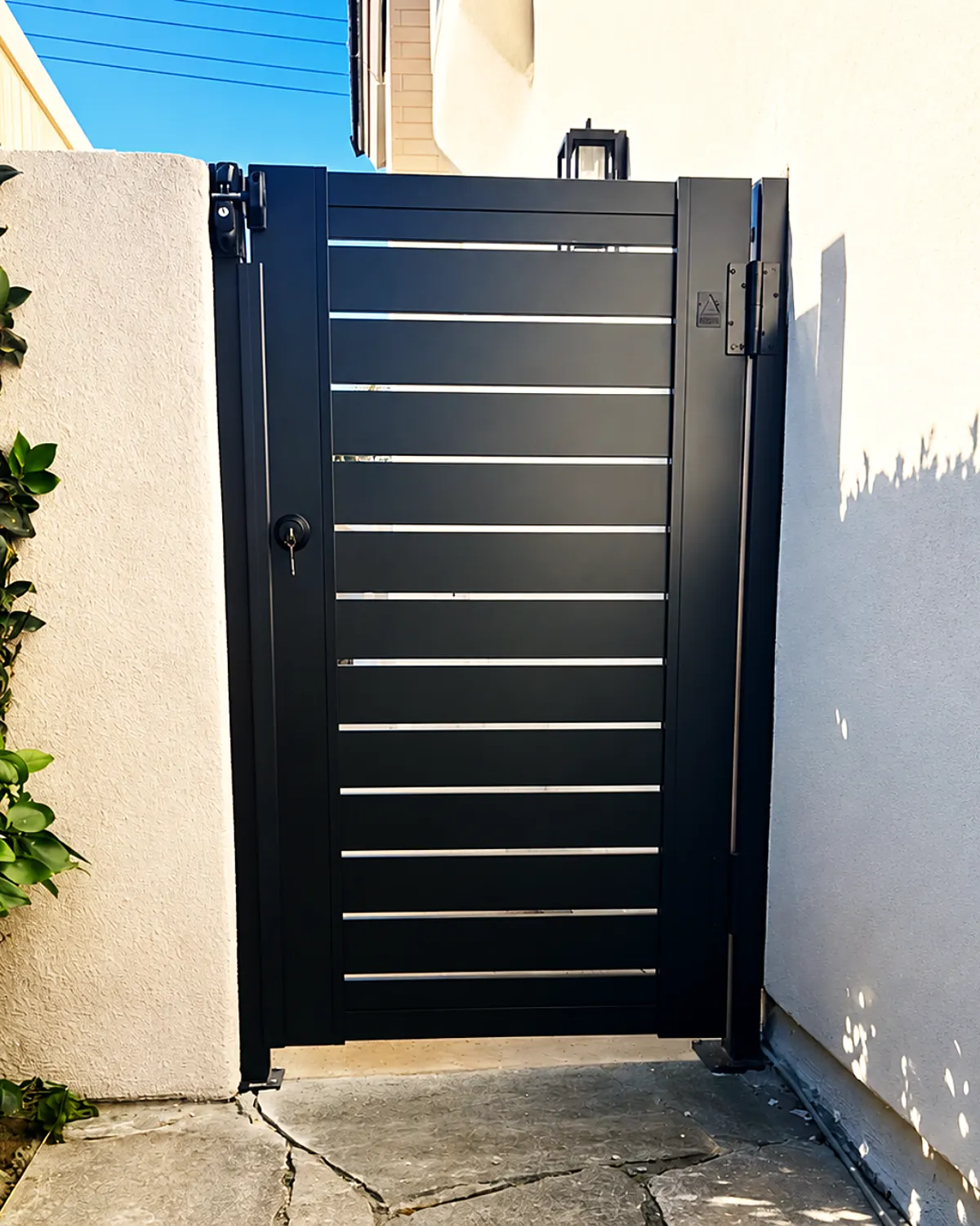 ALU40 gate in a stucco side yard