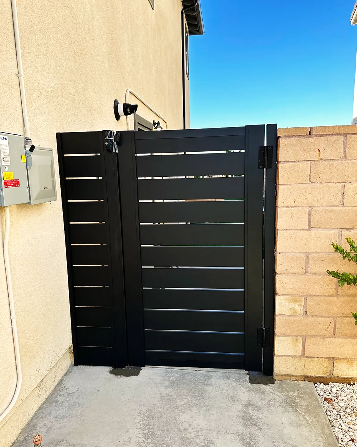 ALU40 DIY gate in a side yard