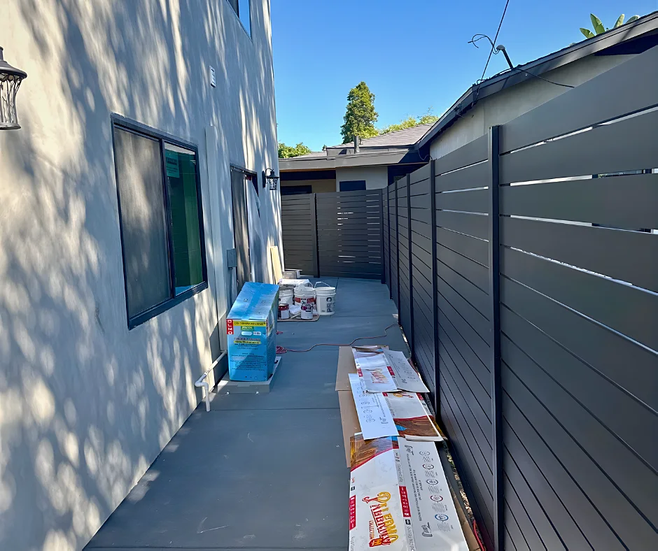ALU40 fence in a side yard