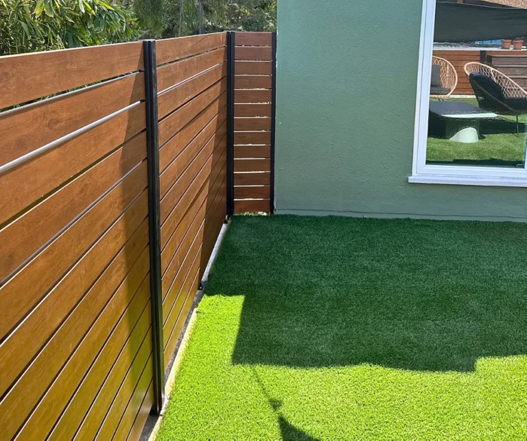 Wood grain ALU40 fence corner over an artificial lawn