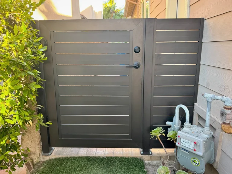 ALU40 black gate with side panel in a garden side yard