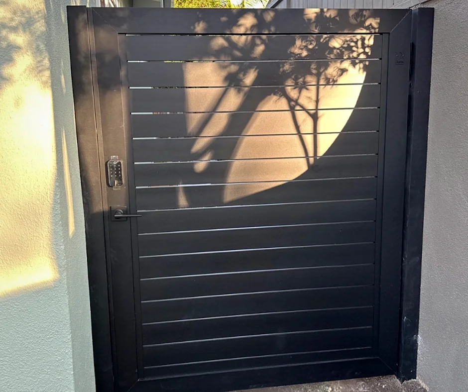 ALU40 black slat gate in a side yard