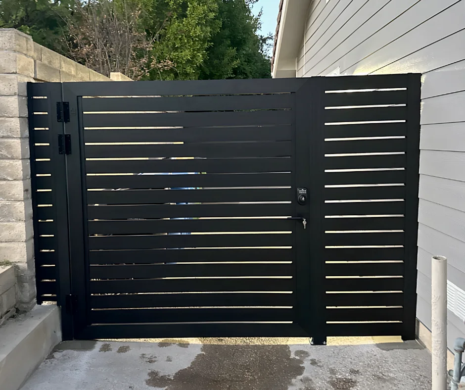 ALU40 black gate with side panel beside siding