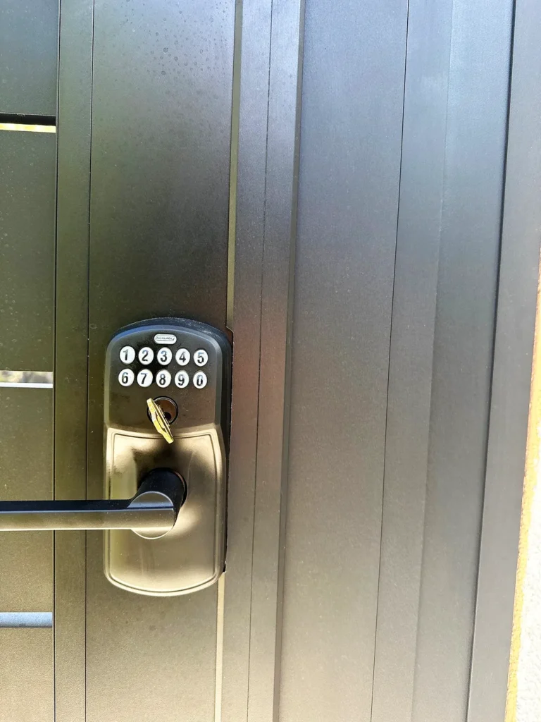 Keypad lock on an ALU40 gate