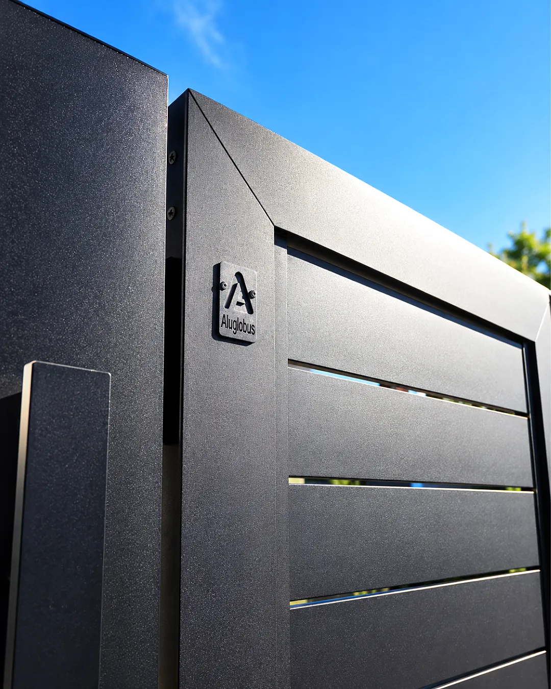 Powder-coated Aluglobus gate frame