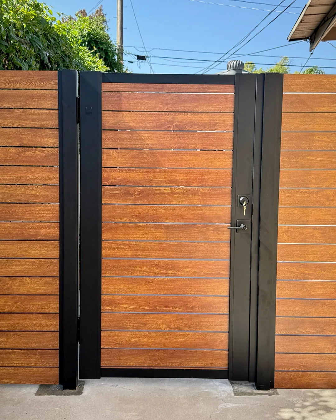ALU40 wood grain gate in a matching wood grain fence