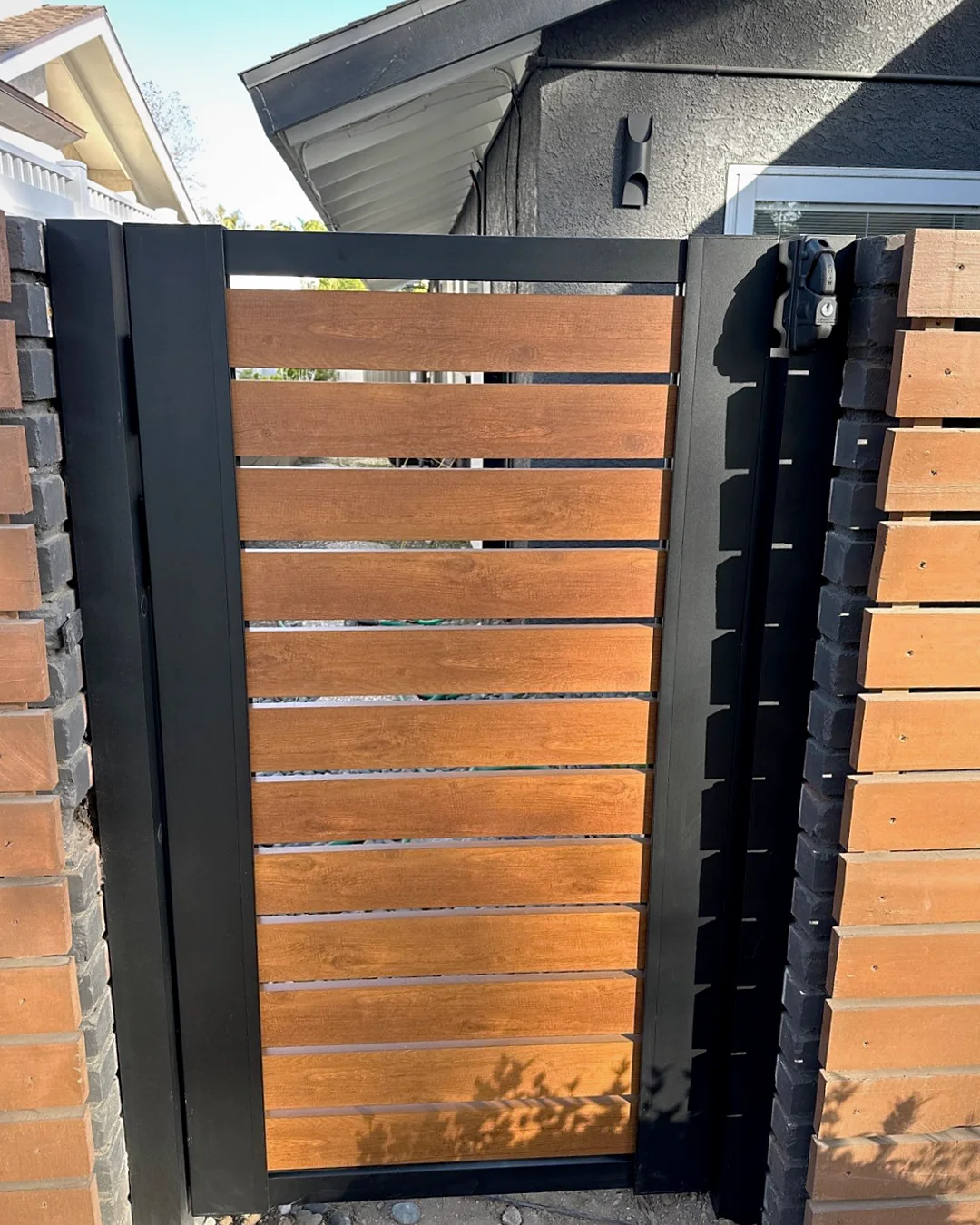 ALU40 wood grain gate in a wood grain fence