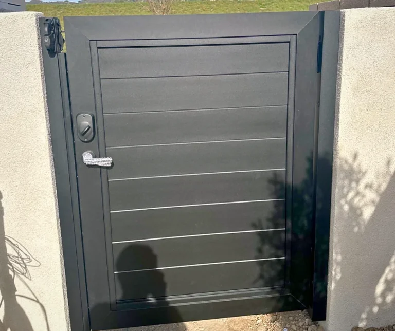 ALU60 full privacy black gate with lever handle