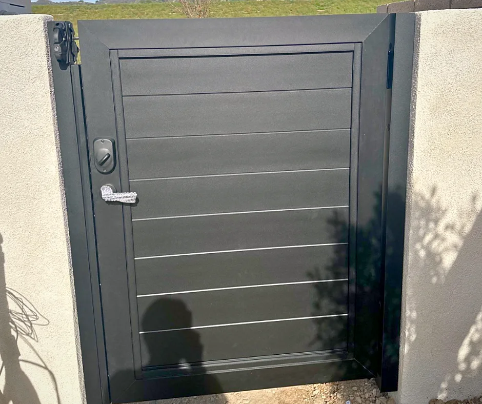 ALU60 full privacy black gate with lever handle