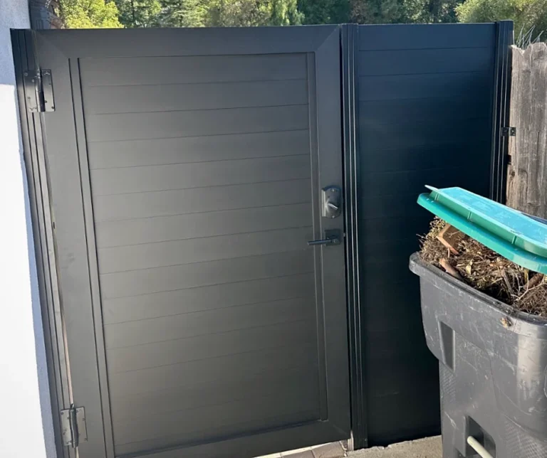 ALU60 full privacy black gate with side panel