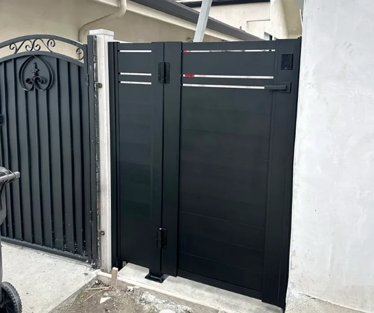 ALU60 black gate with slatted top between stucco walls