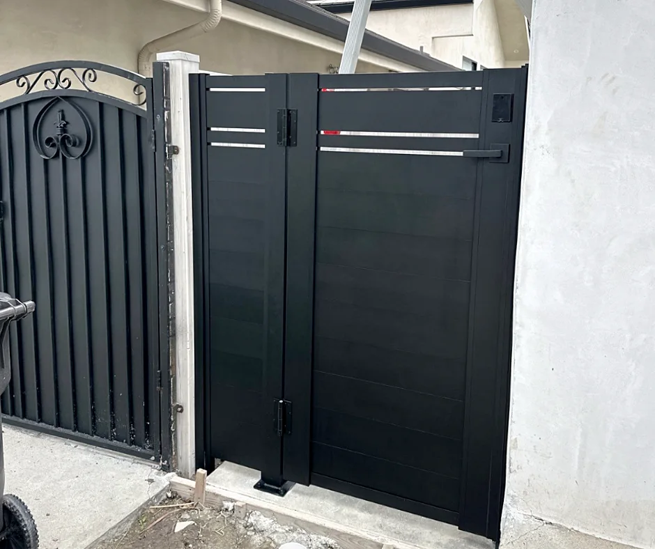 ALU60 black gate with slatted top between stucco walls