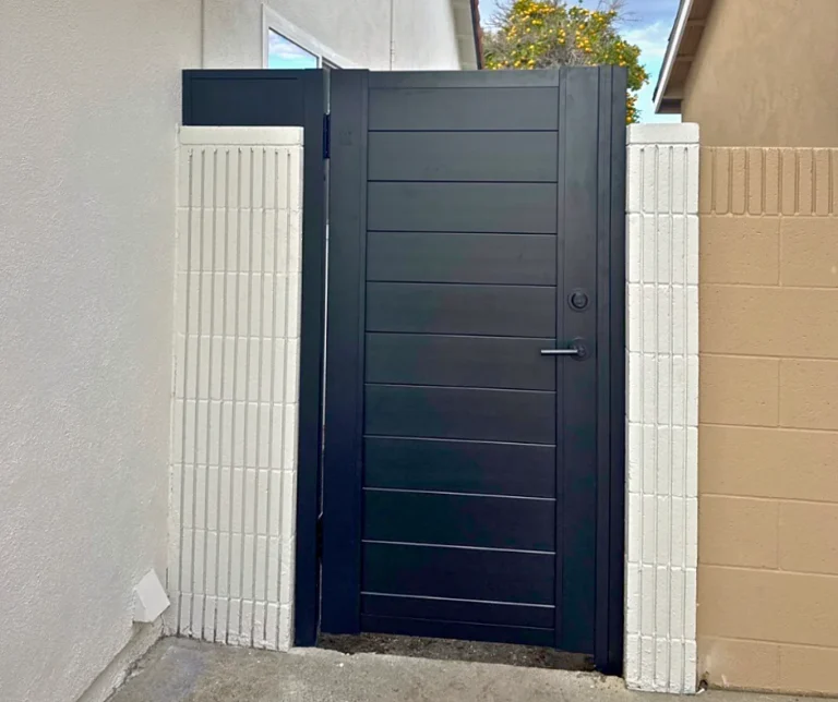 ALU60 full privacy black gate beside a white pillar