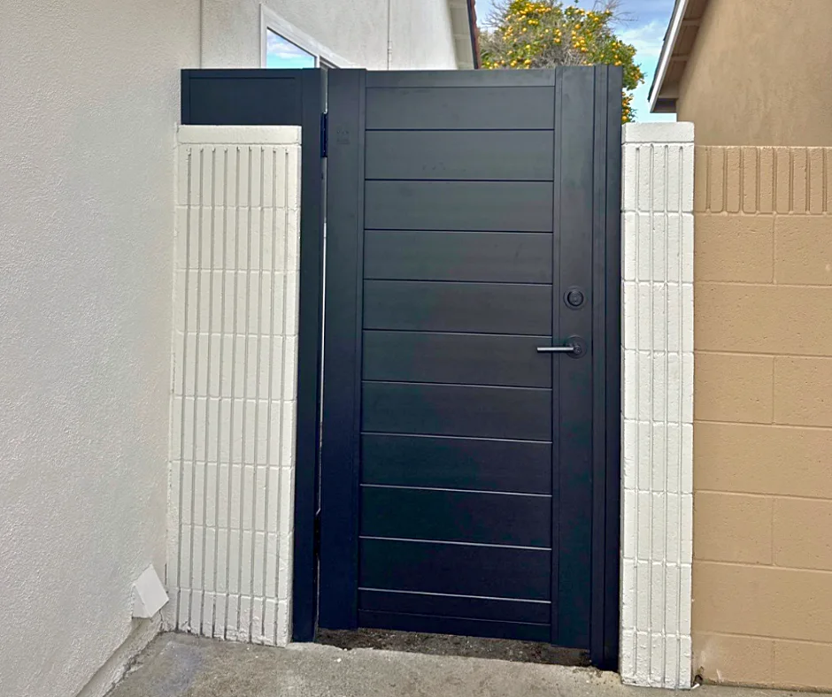 ALU60 full privacy black gate beside a white pillar