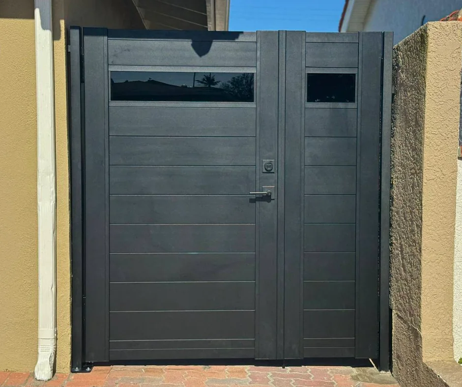 Gate with view windows