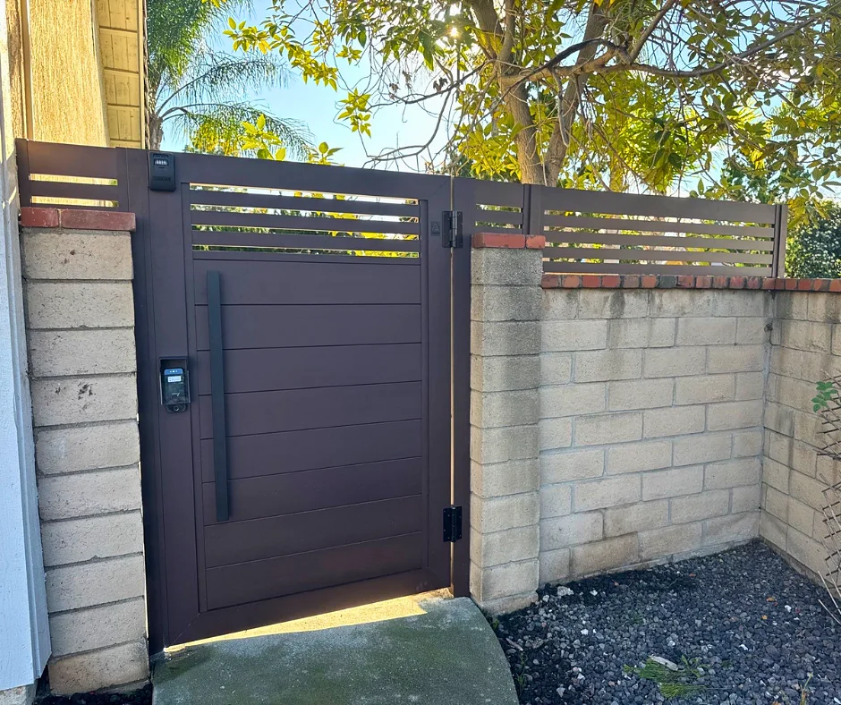 Bronze gate with topper
