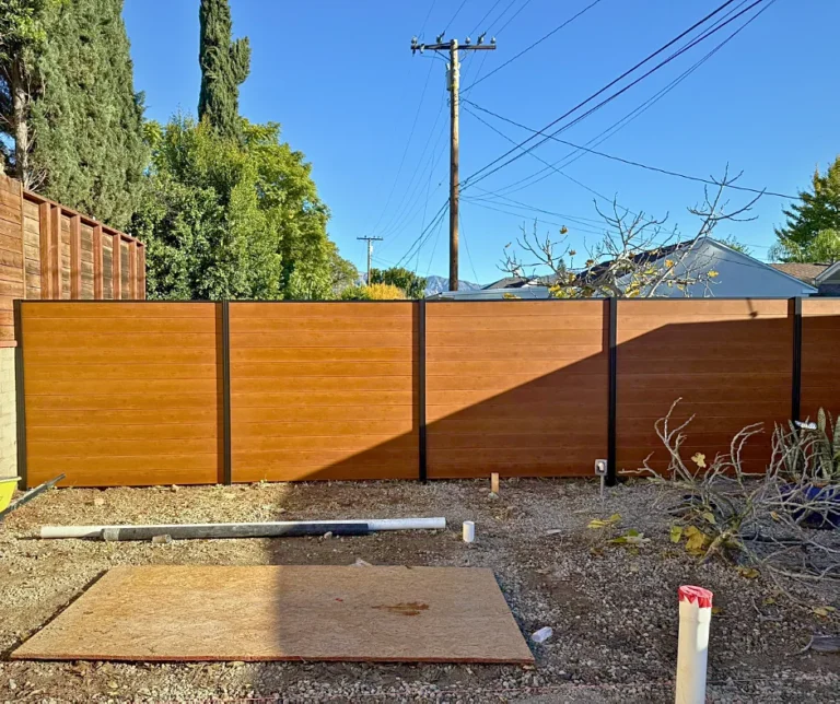 Wood grain ALU60 T&G fence, wide backyard view