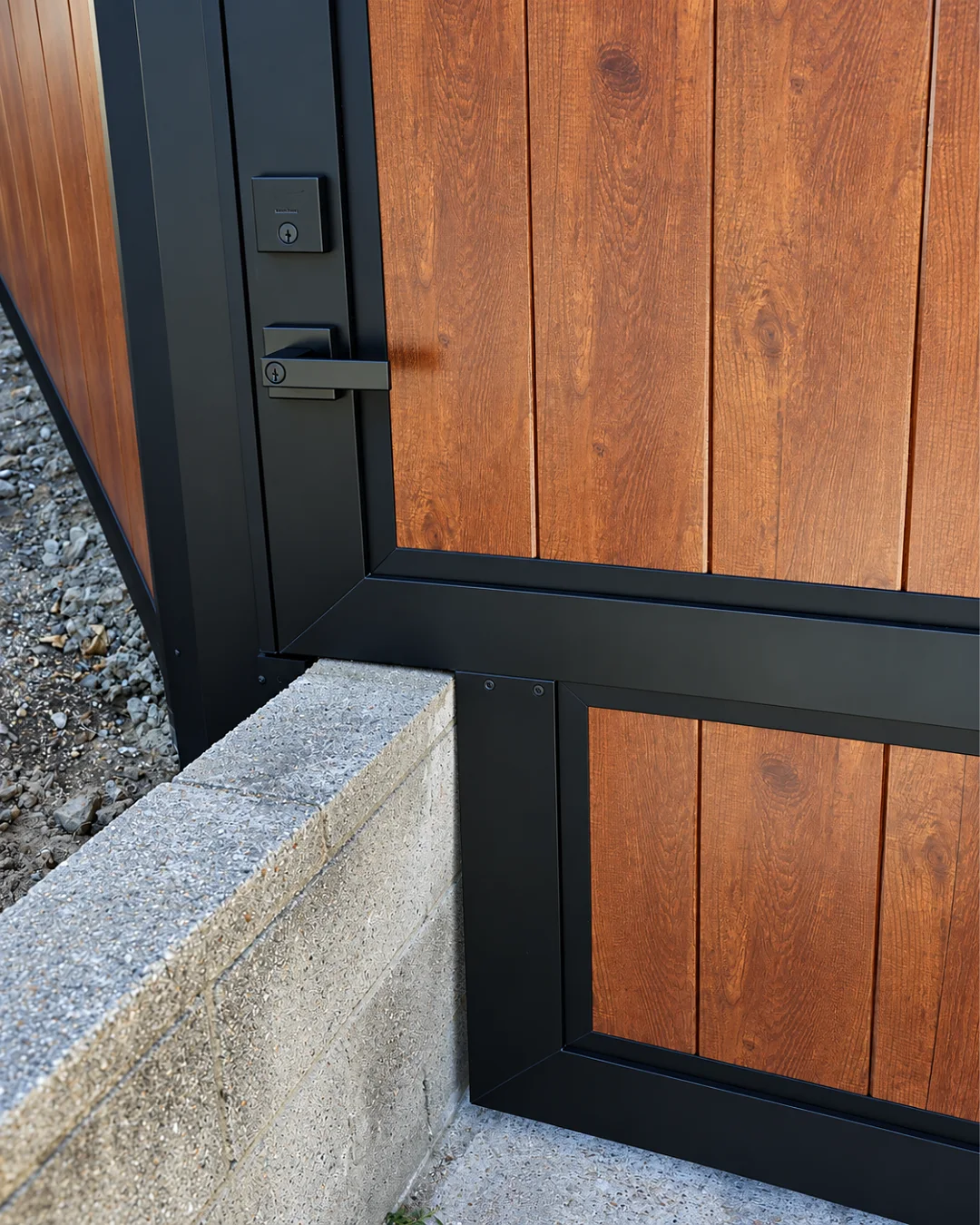 Corner of an ALU60 woodgrain gate frame