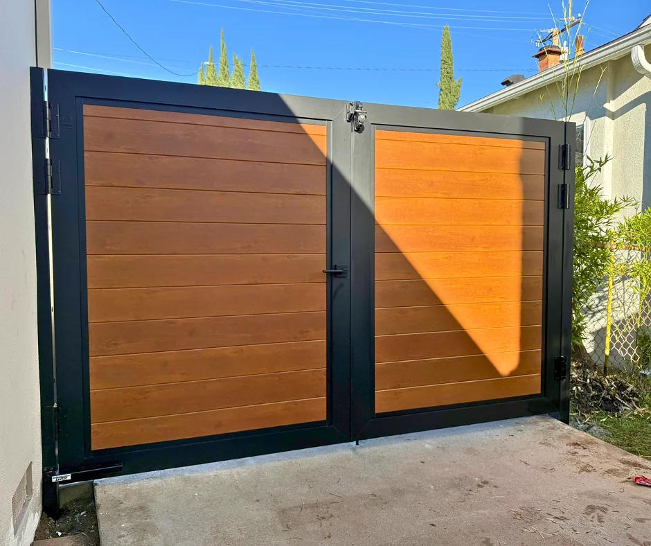 ALU60 woodgrain double gate in a side yard