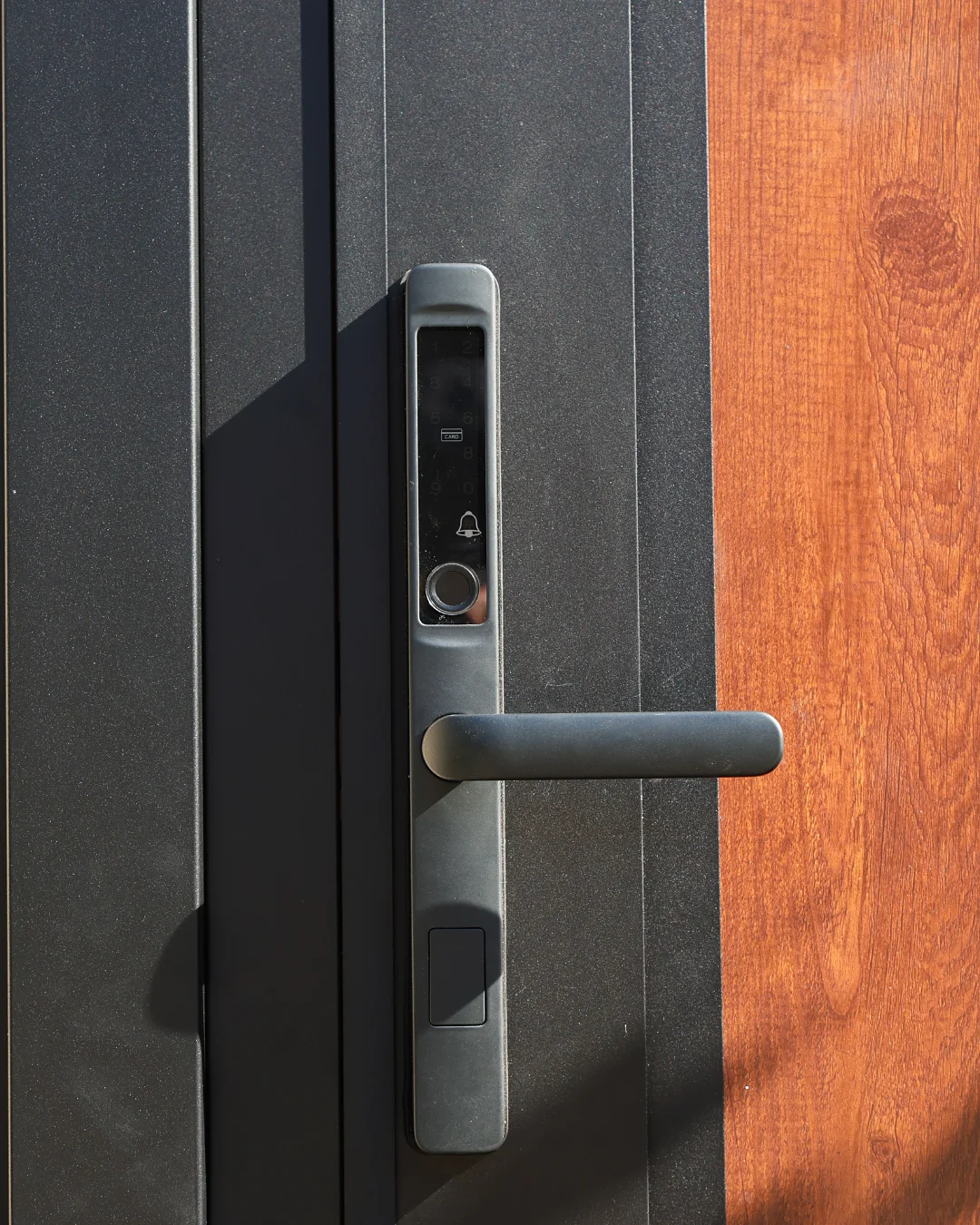 Smart lock on an ALU60 woodgrain gate