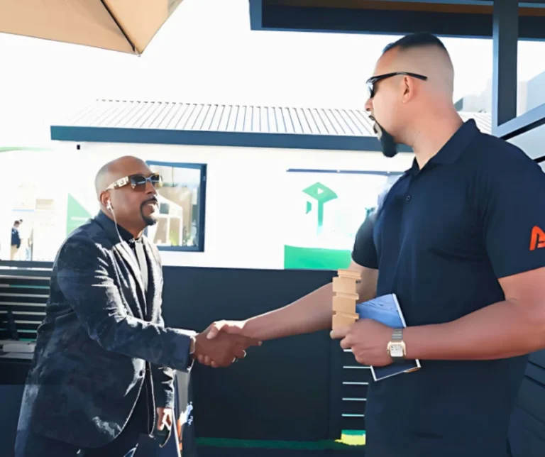 Daymond John shaking hands with the Aluglobus team at the Aluglobus booth