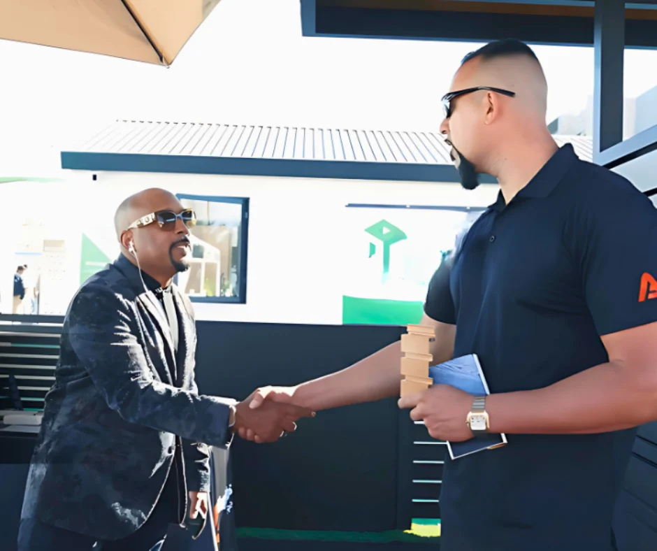 Daymond John shaking hands with the Aluglobus team at the Aluglobus booth