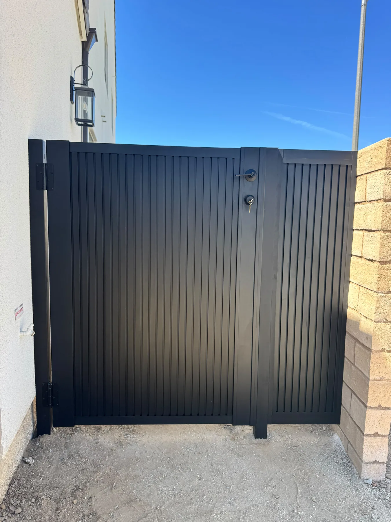 Black aluminum cladding on a gate frame