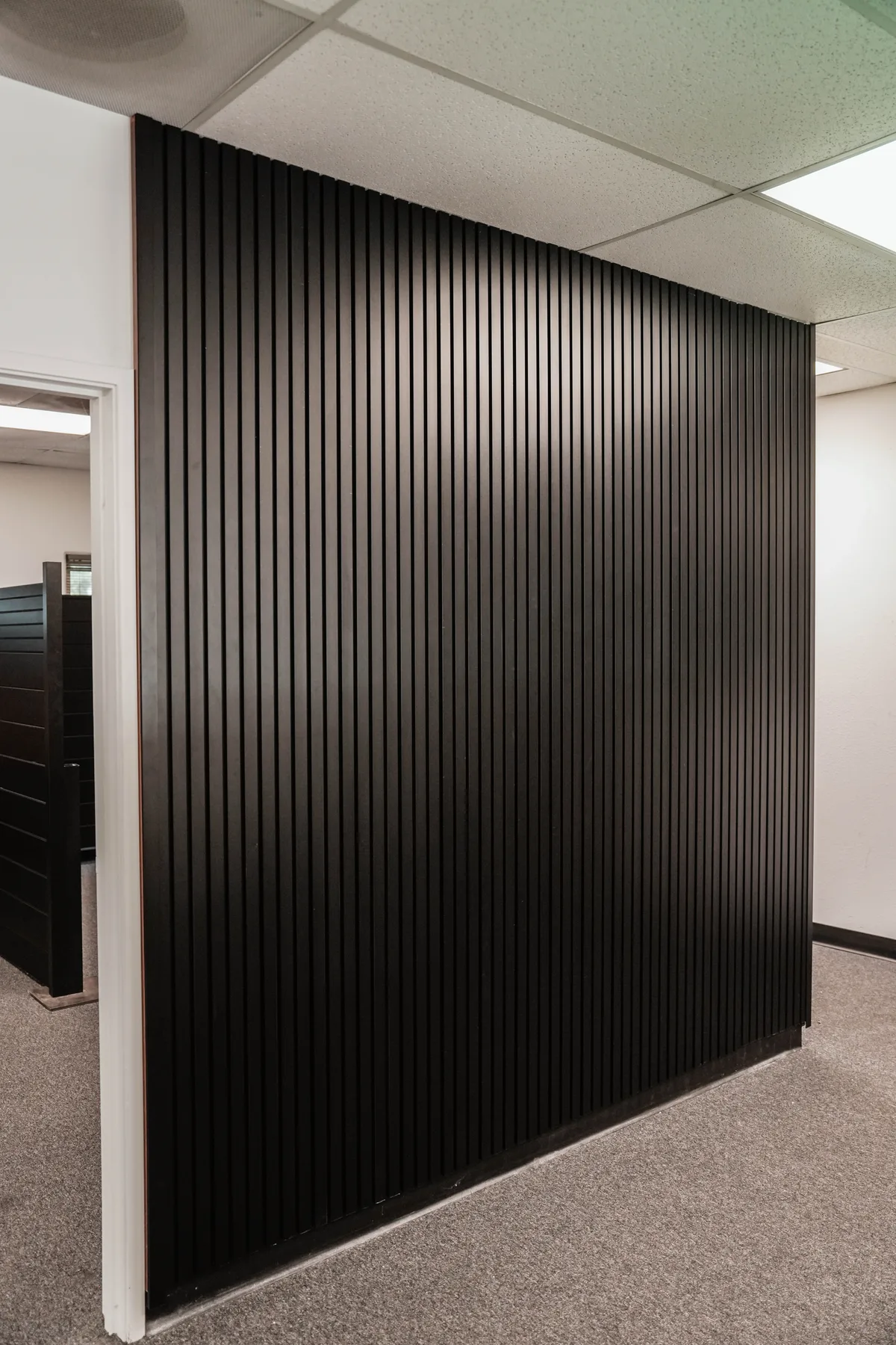 Black aluminum cladding wall corner