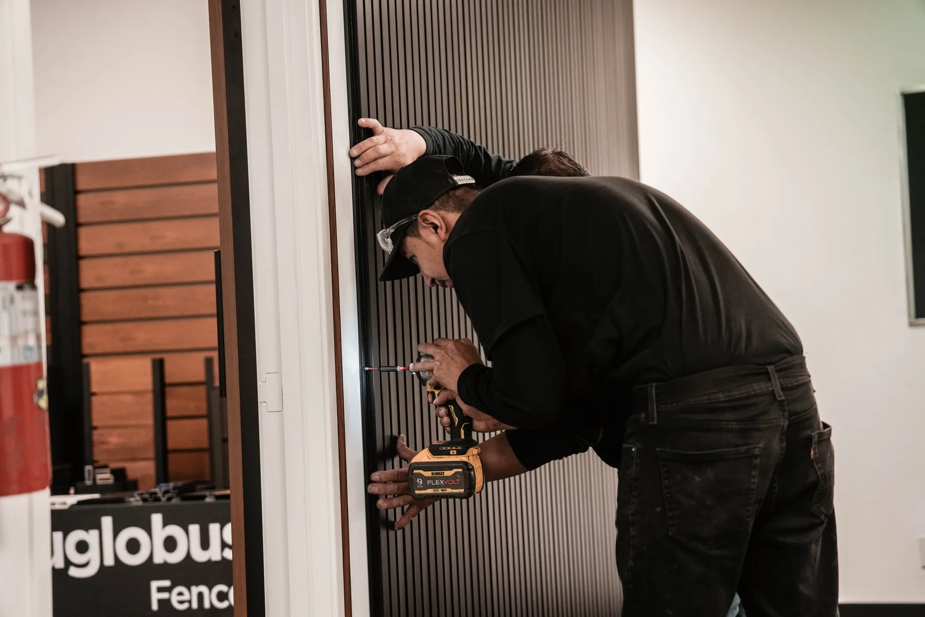 Finishing an aluminum cladding wall in the Aluglobus showroom
