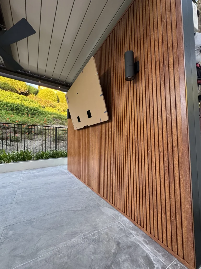 Woodgrain vertical aluminum cladding