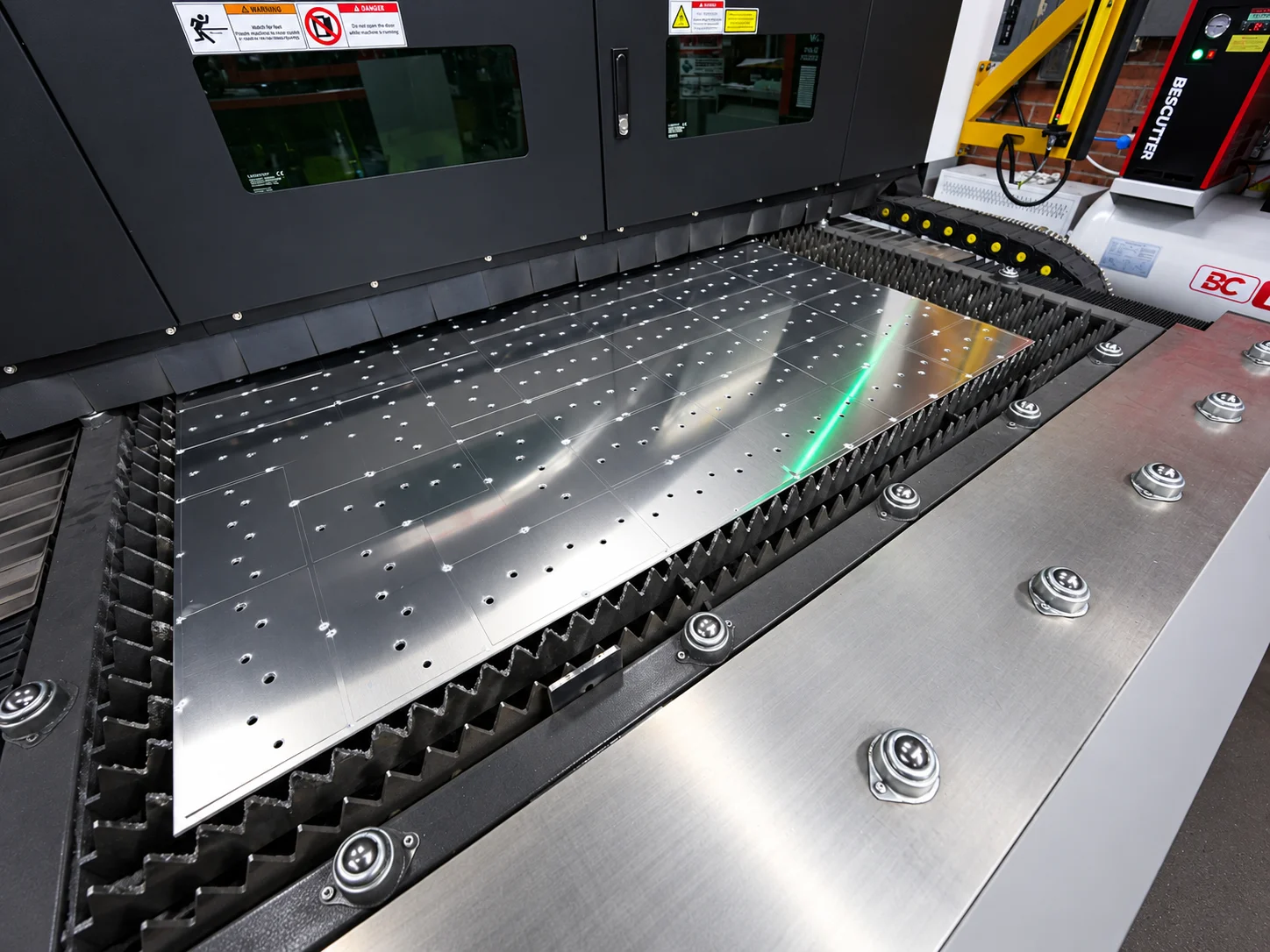 Precision laser cutting of aluminum sheet into mounting plates and brackets in the Aluglobus machine shop