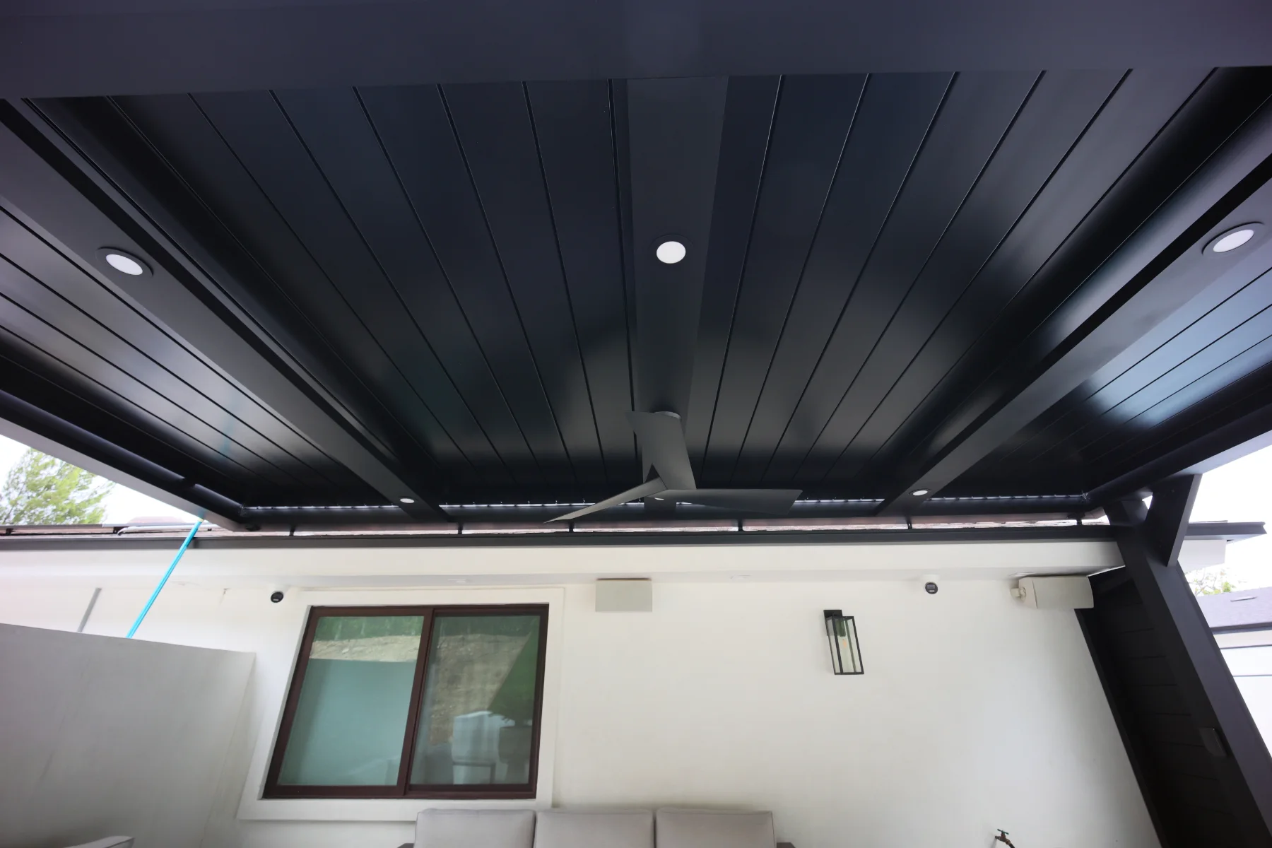 Closed louver roof with recessed lights