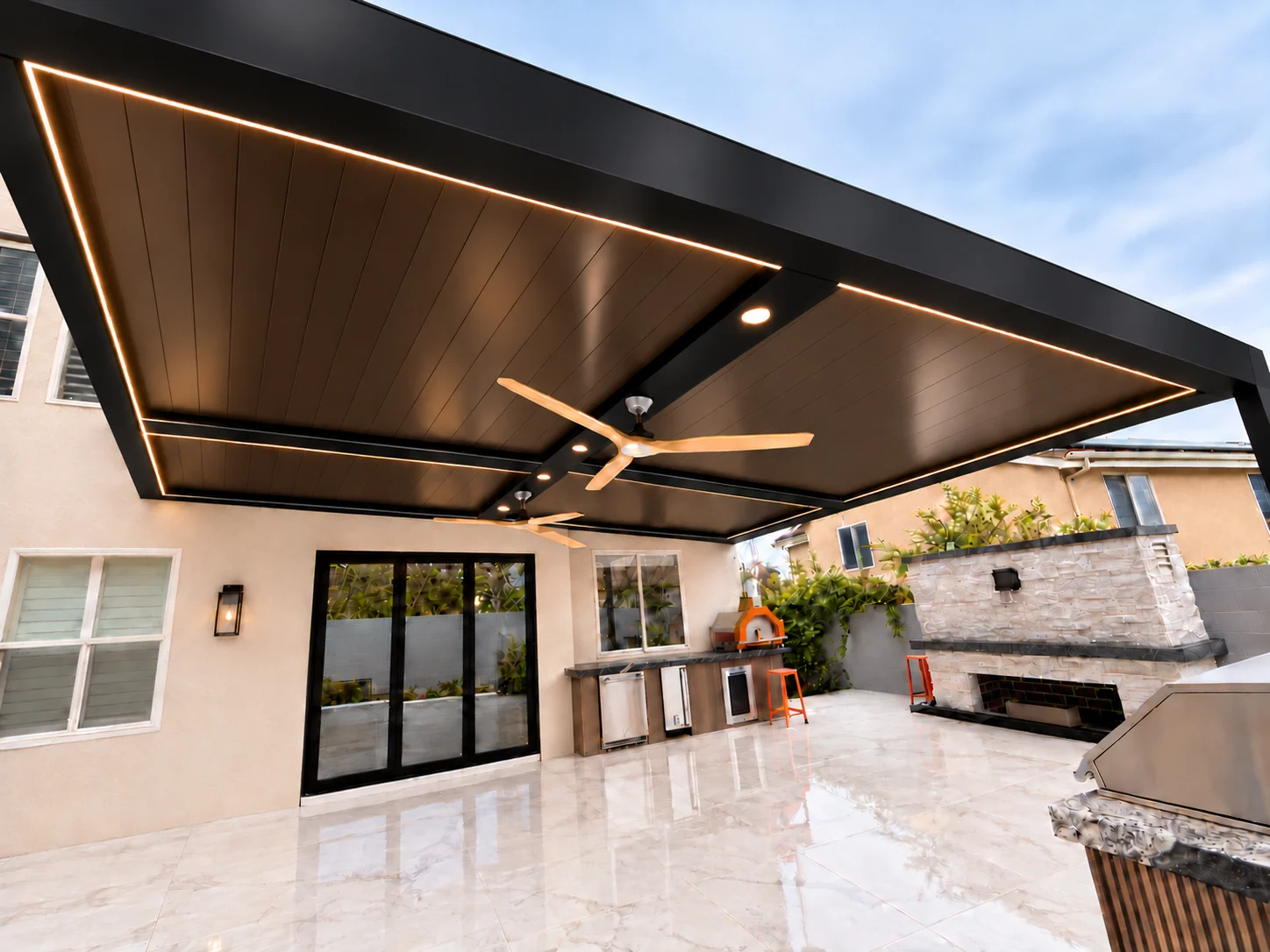 ALU FORTIS patio cover with a dark bronze roof, black frame and LED perimeter lighting