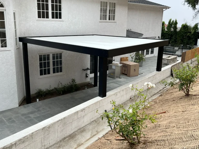 Insulated roof patio cover (ALU THERMA) installed by Aluglobus