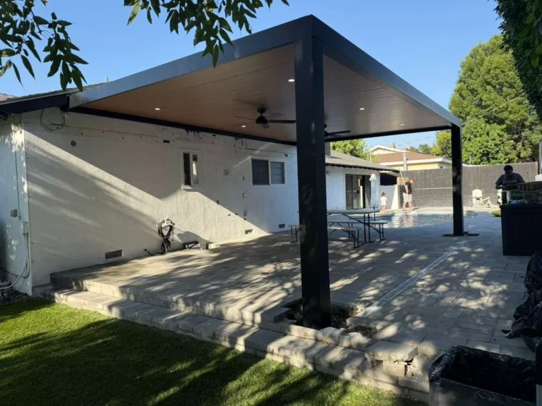 Insulated roof patio cover (ALU THERMA) installed by Aluglobus
