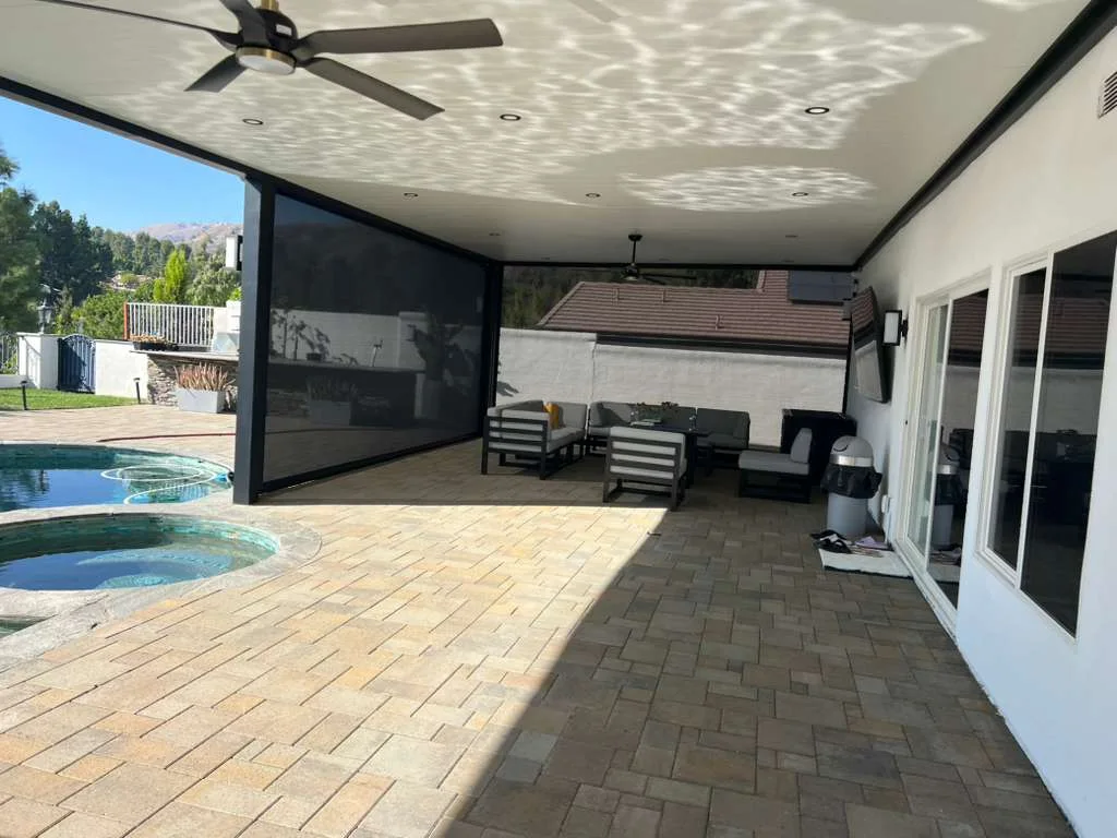 Insulated roof patio cover (ALU THERMA) installed by Aluglobus