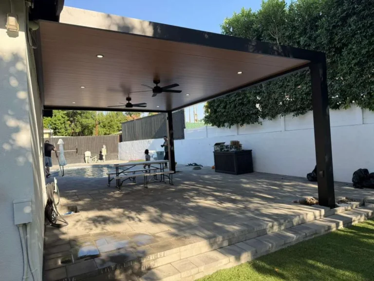 Insulated roof patio cover (ALU THERMA) installed by Aluglobus