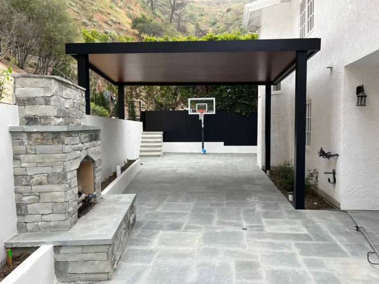 Insulated roof patio cover (ALU THERMA) installed by Aluglobus