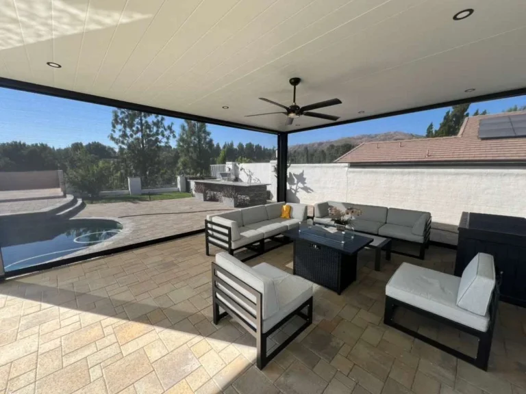 Insulated roof patio cover (ALU THERMA) installed by Aluglobus