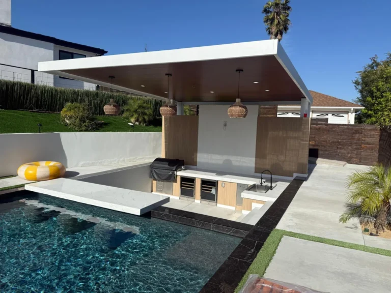 Insulated roof patio cover (ALU THERMA) installed by Aluglobus