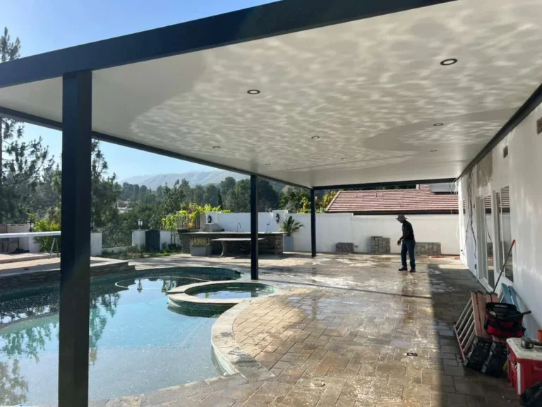 Insulated roof patio cover (ALU THERMA) installed by Aluglobus