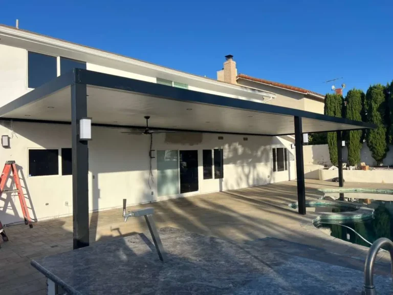 Insulated roof patio cover (ALU THERMA) installed by Aluglobus