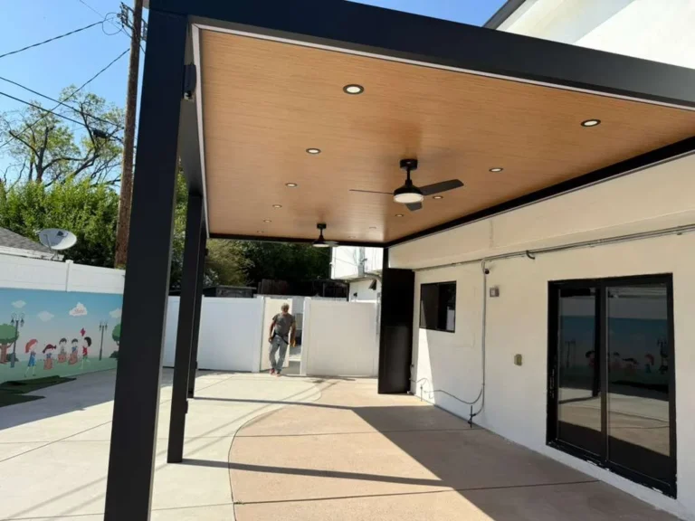 Insulated roof patio cover (ALU THERMA) installed by Aluglobus
