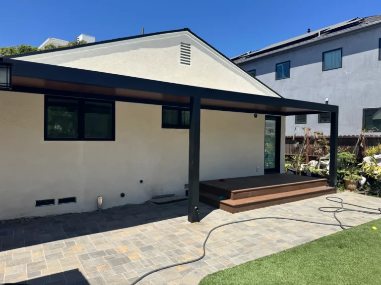 Insulated roof patio cover (ALU THERMA) installed by Aluglobus