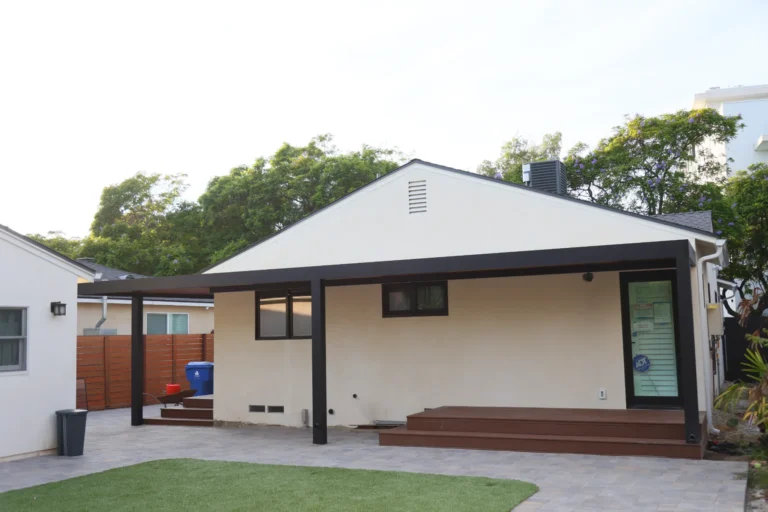 Insulated roof patio cover (ALU THERMA) installed by Aluglobus